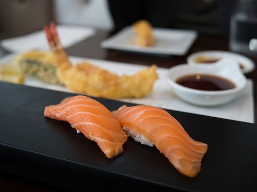Difference between nigiri and sashimi